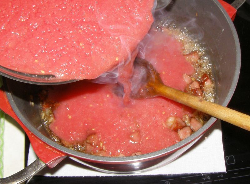 Fasola z kiełbasą, pomidorami i kotletem mielonym