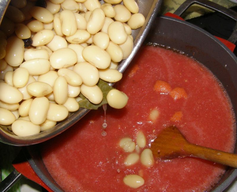 Fasola z kiełbasą, pomidorami i kotletem mielonym