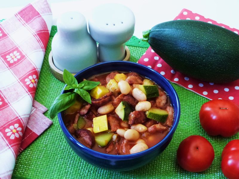 Fasola z warzywami i kiełbasą
