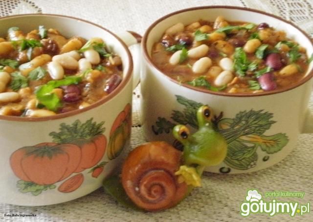 Fasola z wieprzowiną pieczoną w sosie :