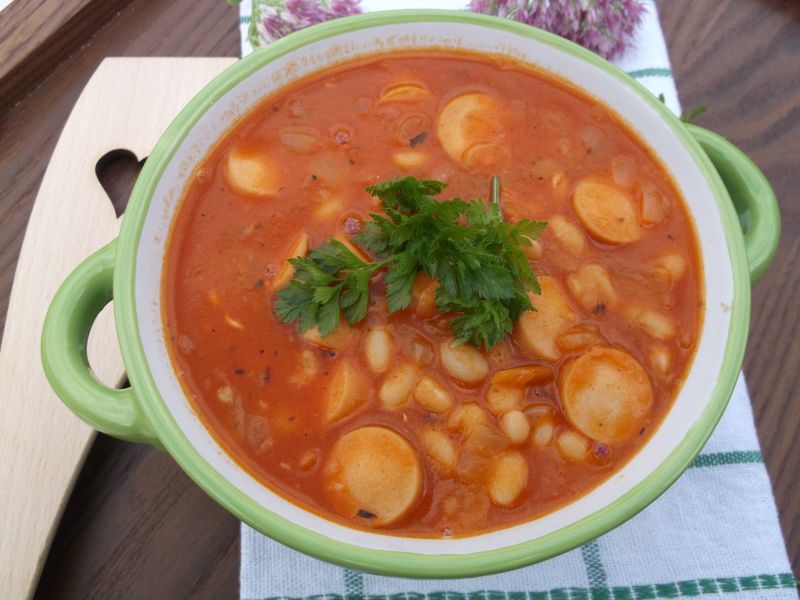 Fasolka na szybko z cebulą i parówką Fasolka na szybko z cebulą i parówką