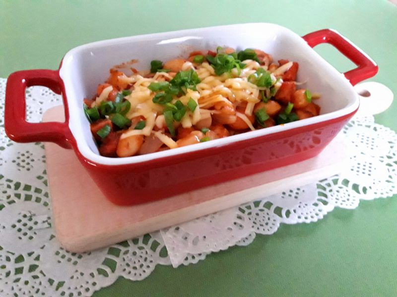 Fasolka po bretońsku na ostro z wędzonym radamerem