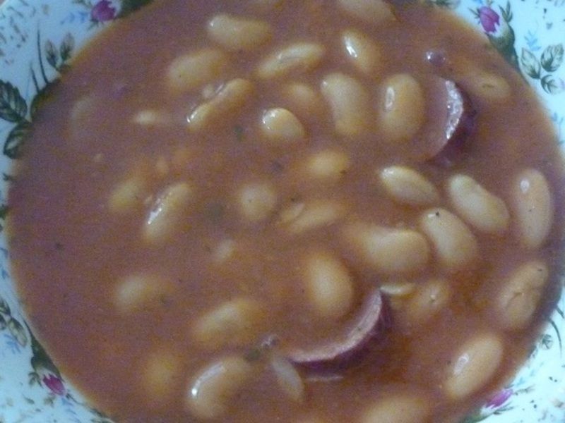  Fasolka po bretońsku z kiełbasą