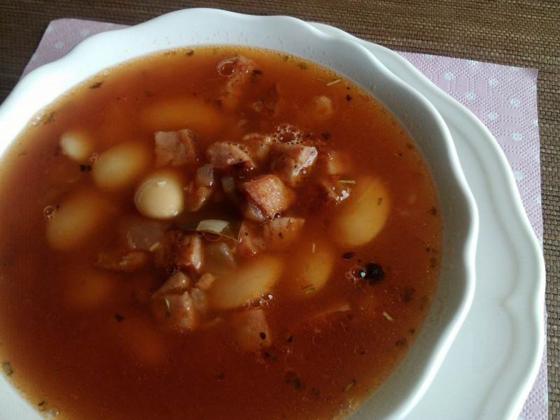 Fasolka po bretońsku z majerankiem i tymiankiem Fasolka po bretońsku z majerankiem i tymiankiem