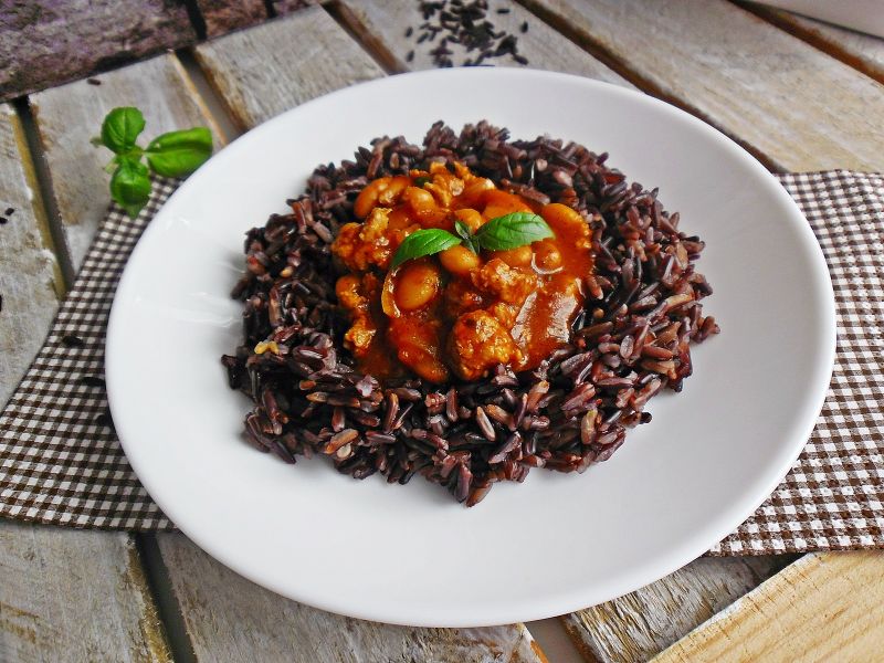 Fasolka po bretońsku z mięsem i czarnym ryżem Fasolka po bretońsku z mięsem i czarnym ryżem