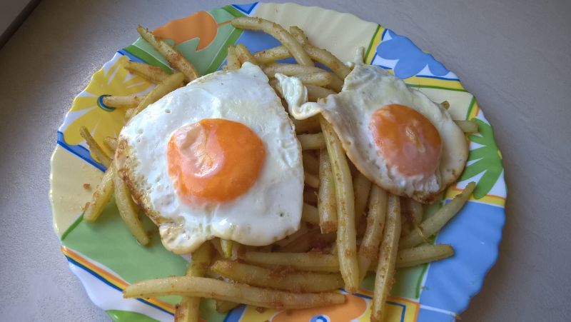 Fasolka szparagowa z bułką i jajkiem sadzonym