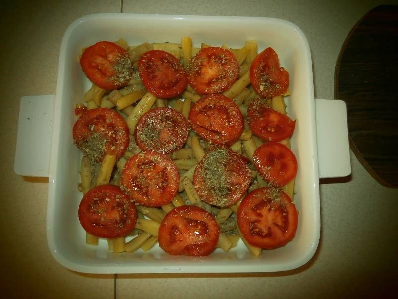 Fasolka szparagowa z pomidorami,fetą i sezamem 