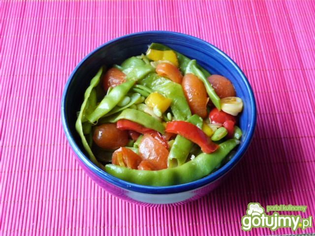 Fasolka szparagowa z pomidorami i cebulą