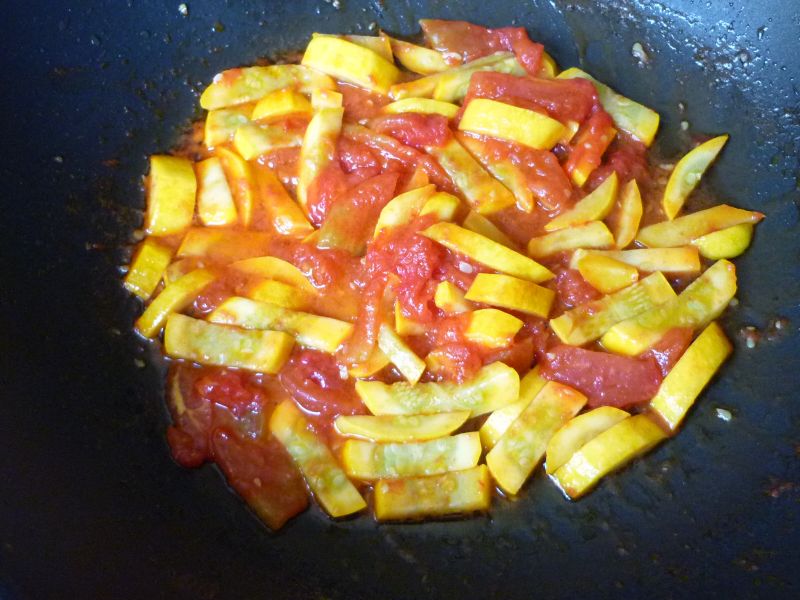 Fasolka szparagowa z pomidorami i cukinią