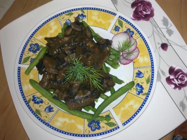 Fasolka szparagowa z sosem pieczarkowym Fasolka szparagowa z sosem pieczarkowym