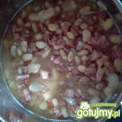 Fasolka z boczkiem, kiełbaską i cebulą