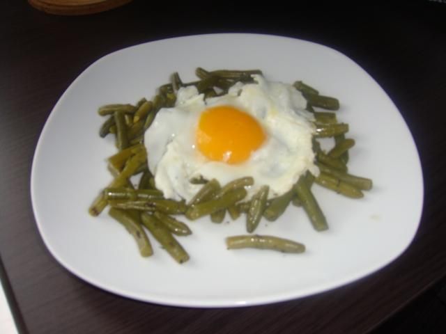 Fasolka z czabrem i sadzonym jajkiem Fasolka z czabrem i sadzonym jajkiem