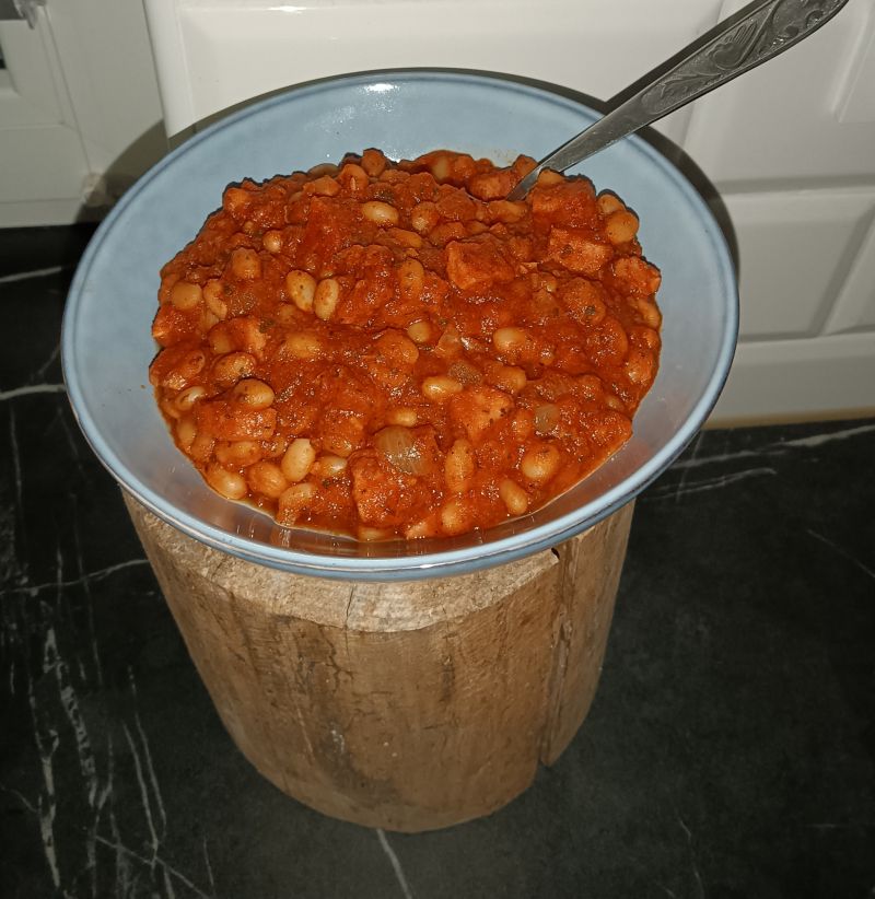 Fasolka z kiełbasą w sosie pomidorowym