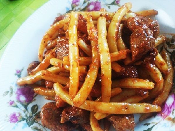 fasolka z mięsem  i sosem pomidorowym