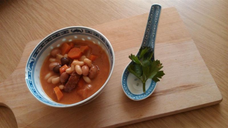 Fasolka z warzywami i kiełbasą