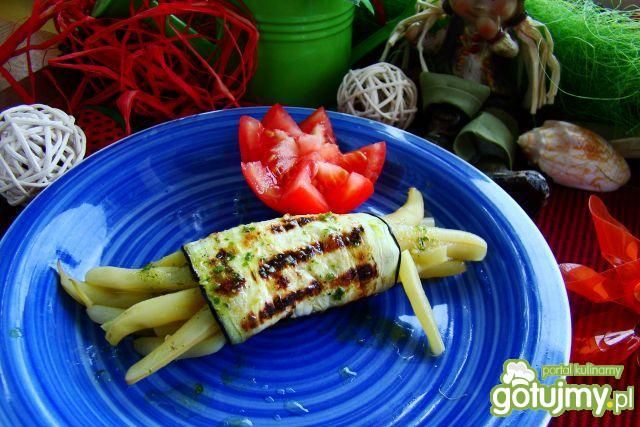 Fasolka zawijana w grillowany bakłażan