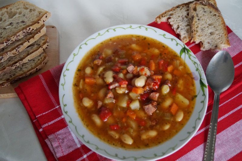 Fasolowa na żeberkach dzika