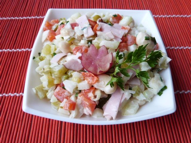 Fasolowa sałatka z szynką