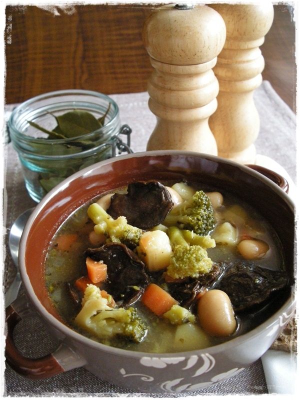 Fasolowa z grzybami i brokułem Fasolowa z grzybami i brokułem