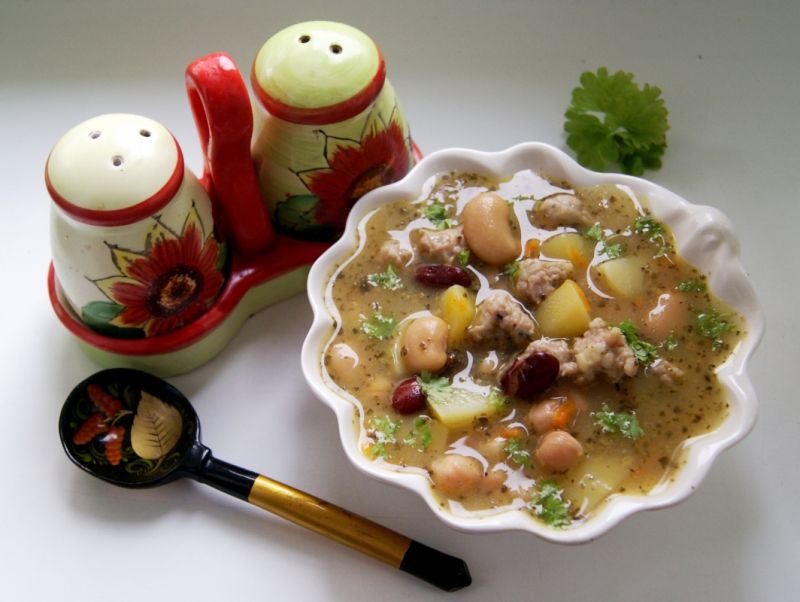 Fasolowa z kulkami z białej kiełbasy