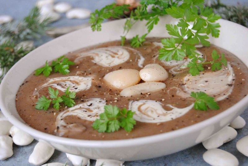 Fasolowa  z wędzoną śliwką