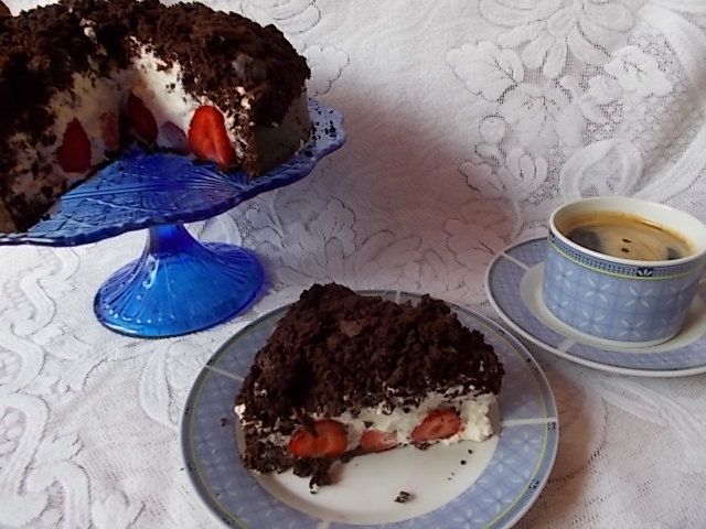 Fasolowy kopiec kreta z truskawkami