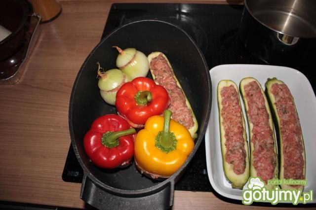 Faszerowana cukinia, papryka i cebula Faszerowana cukinia, papryka i cebula