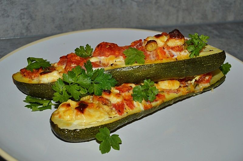 Faszerowana cukinia pomidorem,serem feta i jajkami
