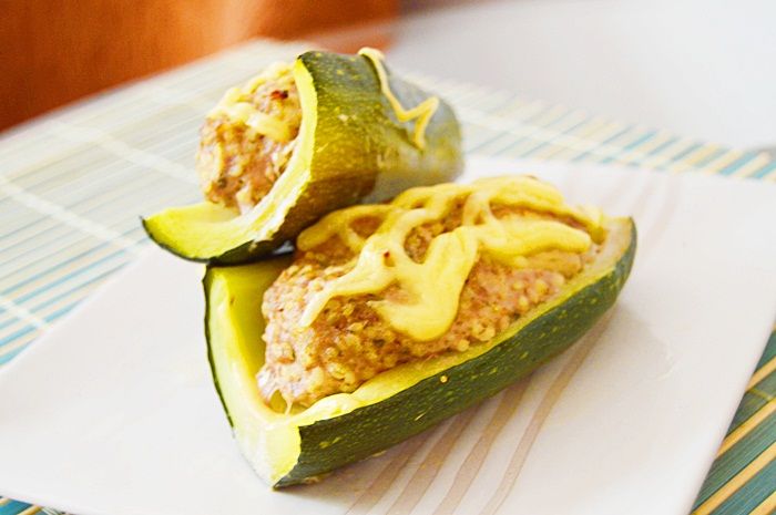 Faszerowana cukinia z mięsem i kaszą jaglaną Faszerowana cukinia z mięsem i kaszą jaglaną