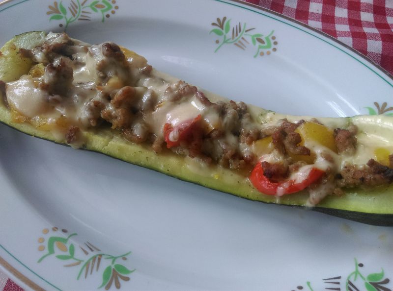 Faszerowana cukinia z wołowiną Faszerowana cukinia z wołowiną