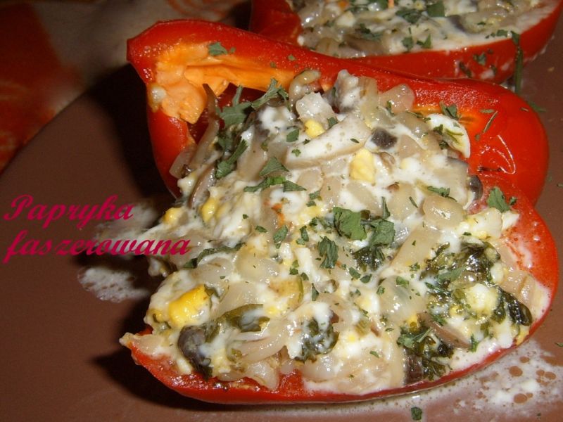 Faszerowana papryka pieczarkami i pęczakiem