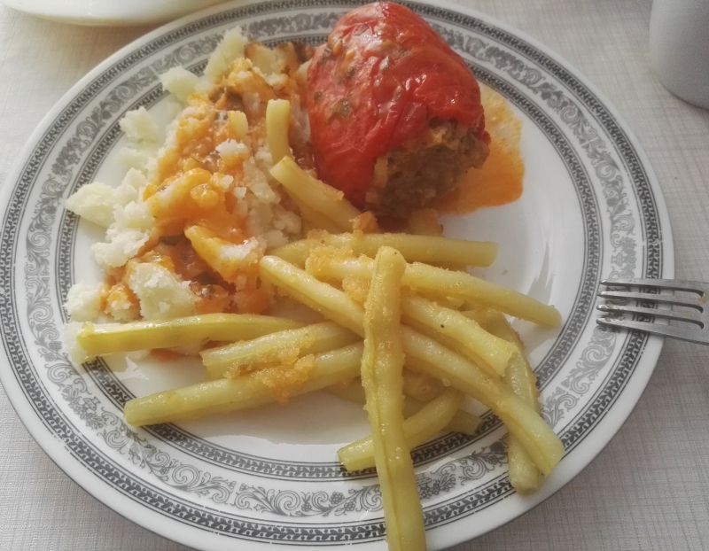 Faszerowana papryka w sosie pomidorowym Faszerowana papryka w sosie pomidorowym