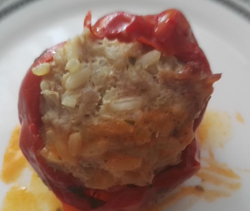 Faszerowana papryka w sosie pomidorowym