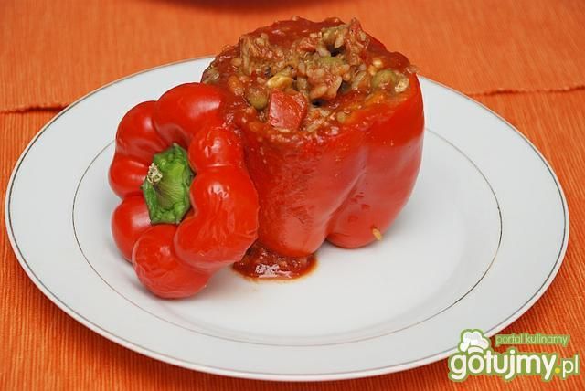 Faszerowana Papryka z Sosem Pomidorowym Faszerowana Papryka z Sosem Pomidorowym