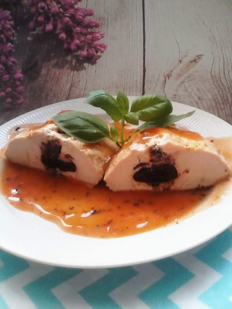 Faszerowana pierś z żurawiną i suszonymi śliwkami Faszerowana pierś z żurawiną i suszonymi śliwkami