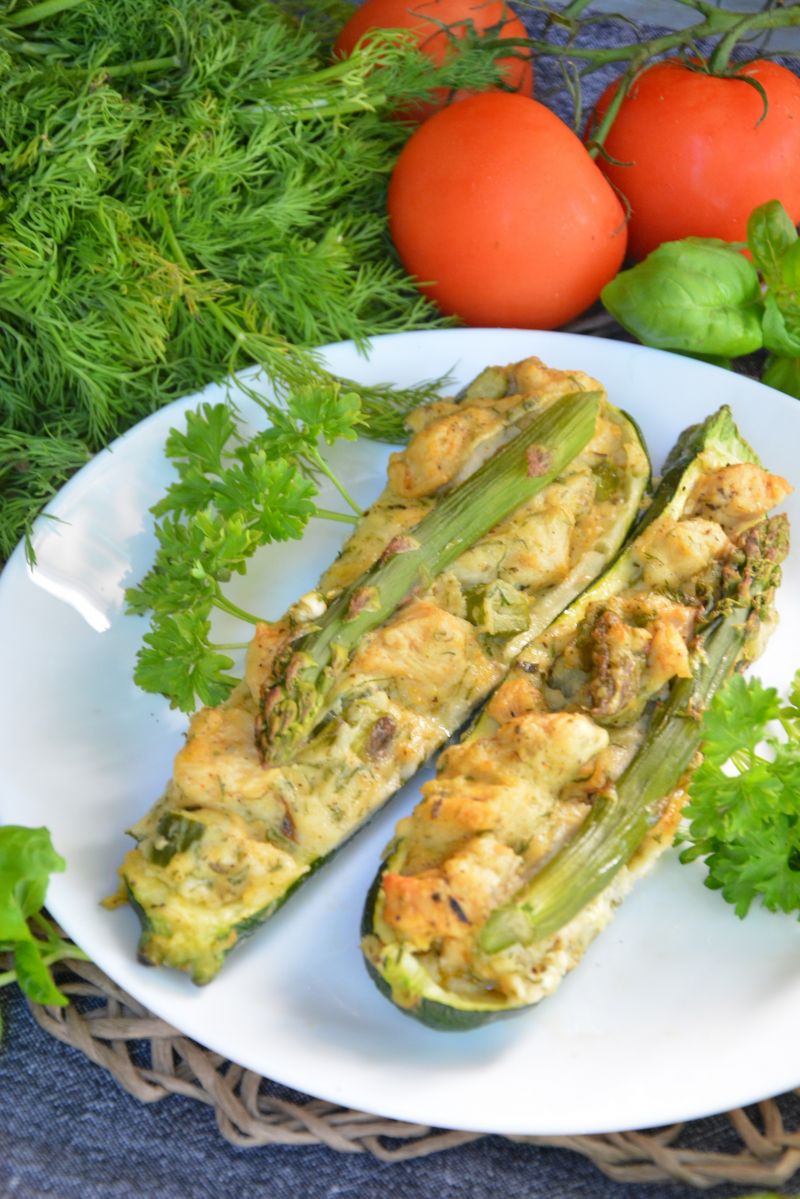 Faszerowane cukinie kurczakiem ze szparagami