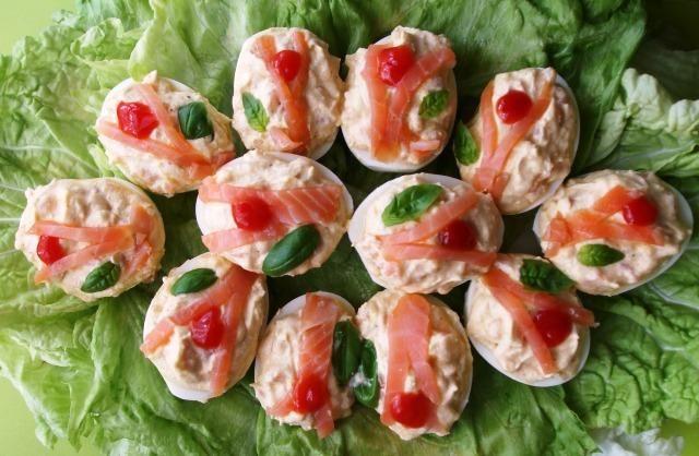 Faszerowane jaja z wedzonym łososiem Faszerowane jaja z wedzonym łososiem