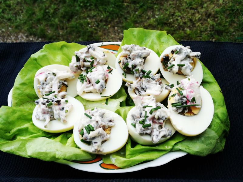 Faszerowane jajka rzodkiewką i szczypiorkiem