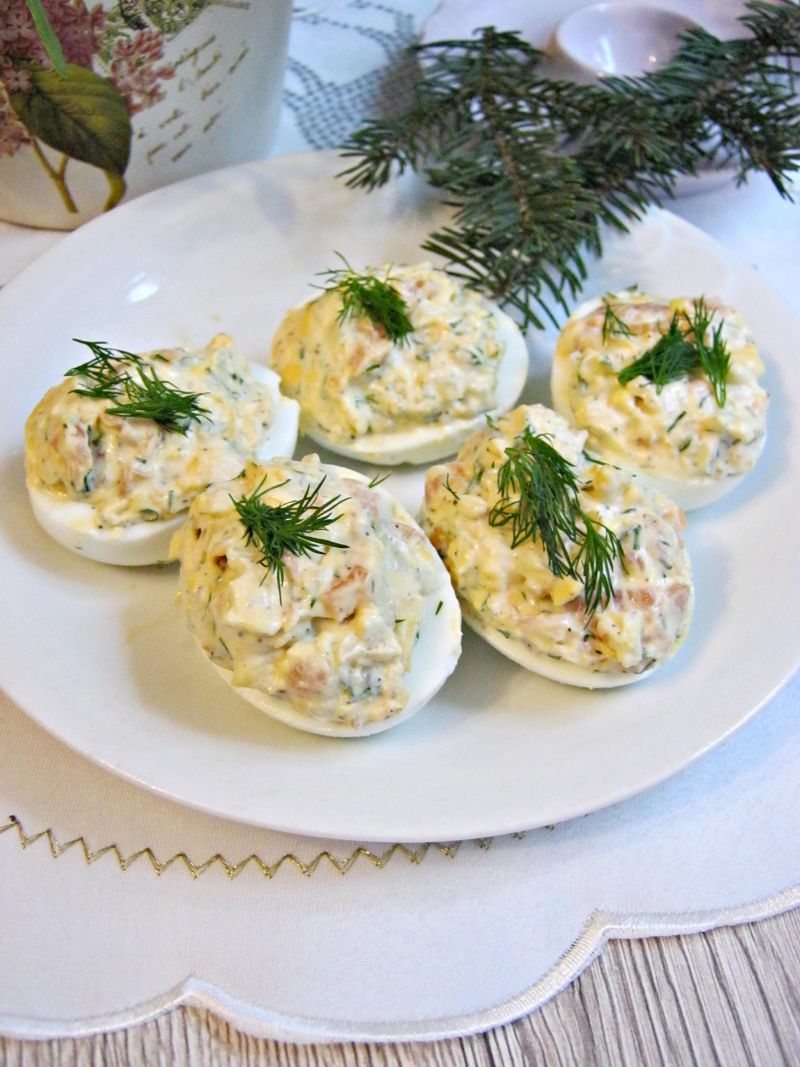 Faszerowane jajka z łososiem i cebulką