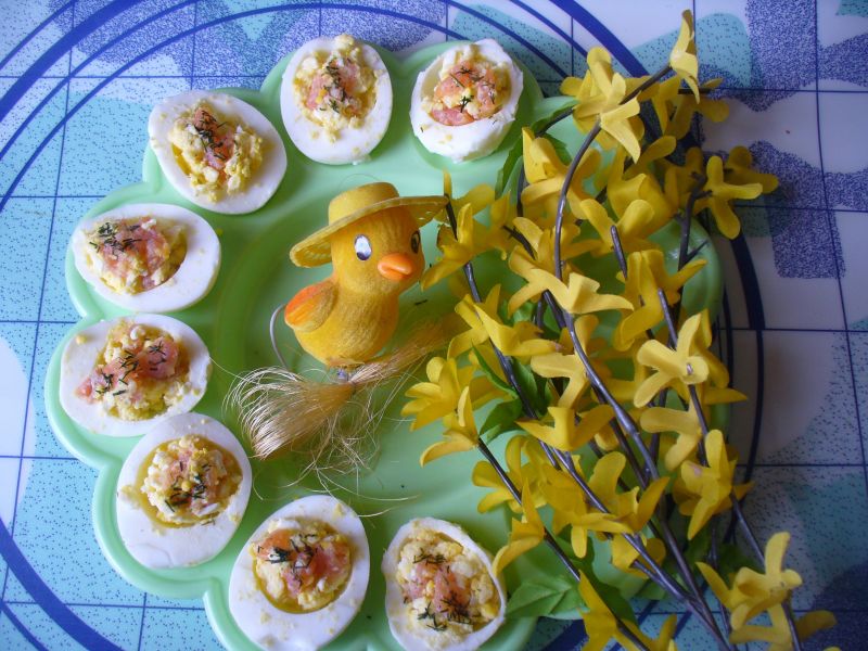 Faszerowane jajka z łososiem wędzonym
