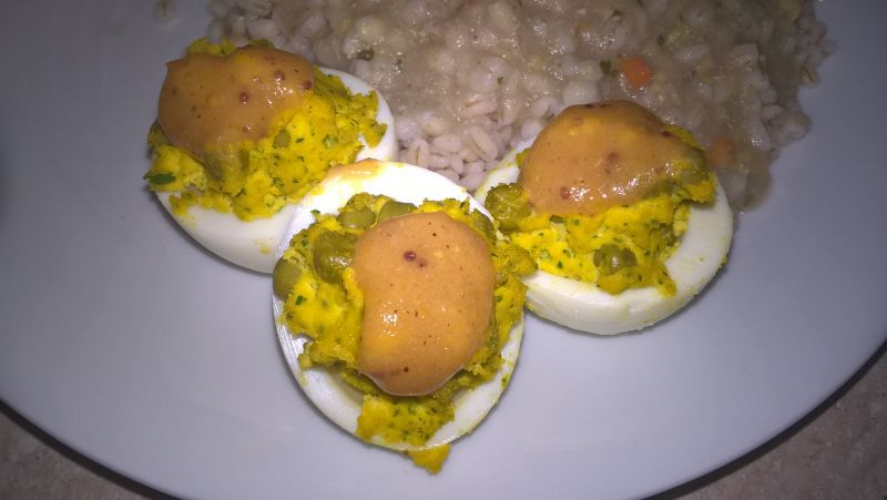 Faszerowane jajka z zielonym groszkiem 