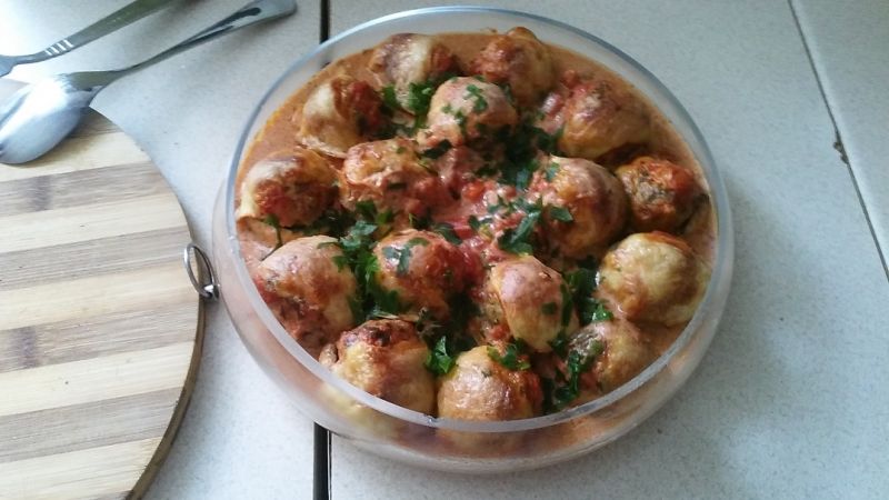 Faszerowane pieczarki w sosie pomidorowym