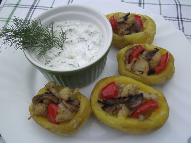 Faszerowane ziemniaki w mundurkach z dipem zogórka