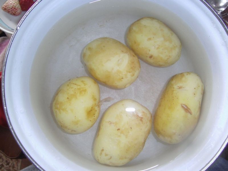 Faszerowane ziemniaki w mundurkach z dipem zogórka
