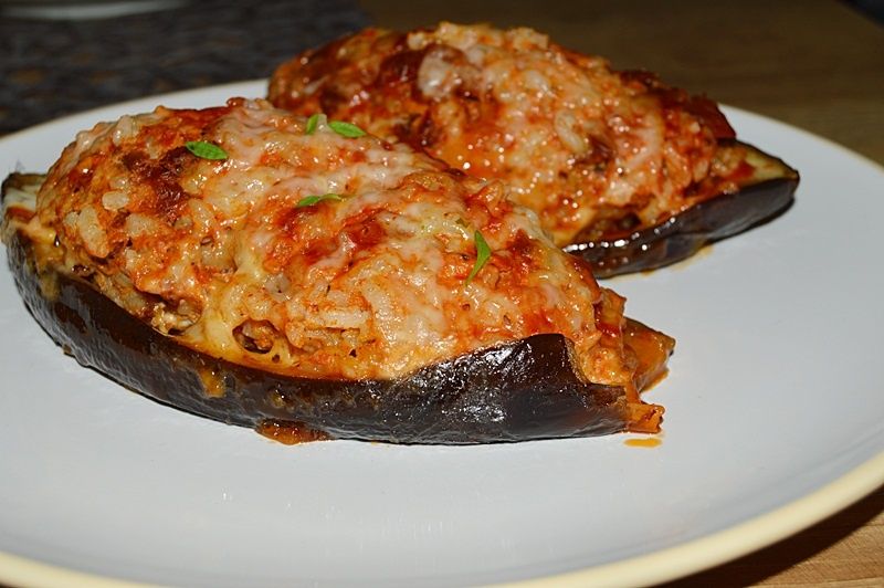 Faszerowany bakłażan mięsem mielonym i ryżem Faszerowany bakłażan mięsem mielonym i ryżem