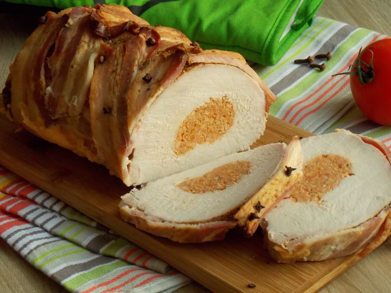 Faszerowany schab pieczony w boczku Faszerowany schab pieczony w boczku