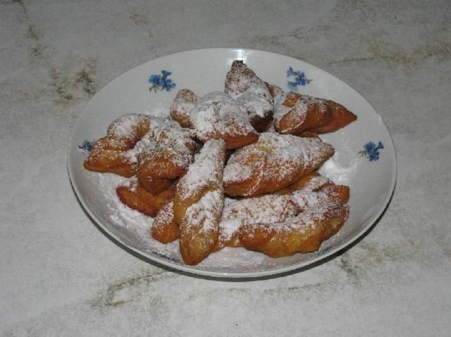 Faworki na cieście drożdżowym