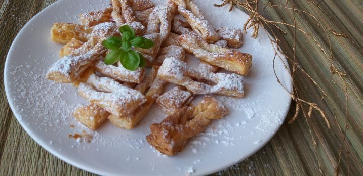 Faworki z ciasta francuskiego