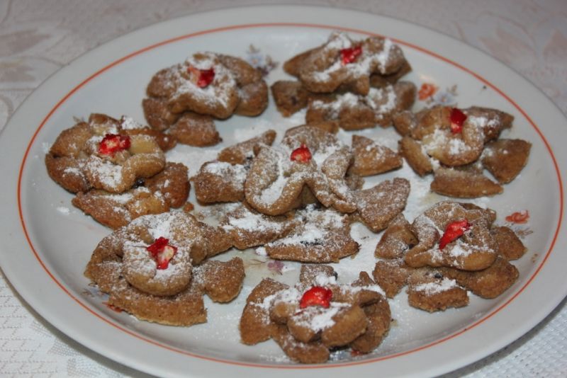 Faworki z cukrem pudrem Faworki z cukrem pudrem