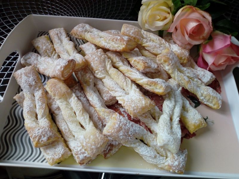 "Faworki" z ciasta francuskiego "Faworki" z ciasta francuskiego